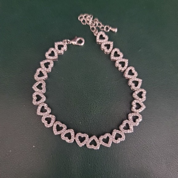 Crystal Hearts Tennis Bracelet Silver Tone Safety Chain Unsigned 6 to 8 Inches - Picture 4 of 8